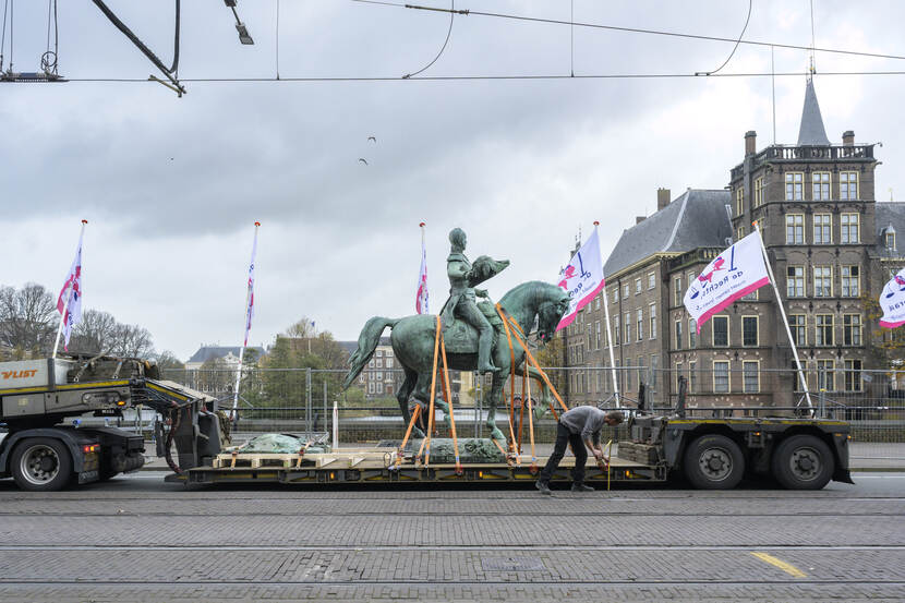 Ruiterstandbeeld Willem II tijdelijk naar tuin van Paleis Kneuterdijk