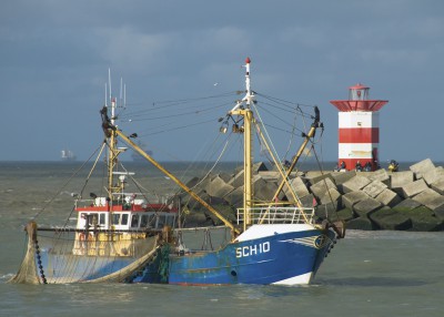 2010-10 vissersboot op weg naar de Scheveningse haven