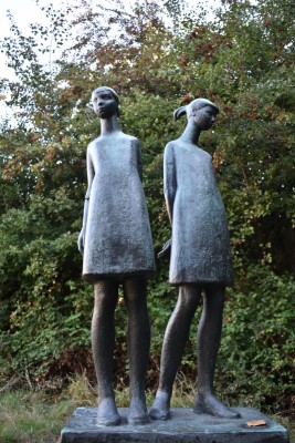 202202  Twee meisjes (Jos van Riemsdijk) uit 1953, plantsoen Stadhouderslaan.  Foto Ineke Pierens 